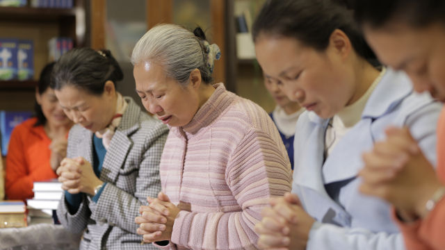 全能神教會弟兄姊妹教會生活多人一起禱告