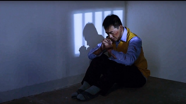 監獄中禱告,十字架