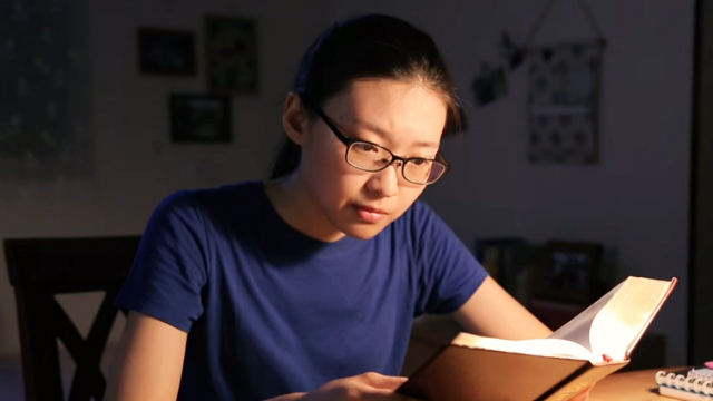 在桌子上看神話，並在神話中找到了與爸爸和睦相處的妙訣