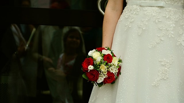 手拿鮮花結婚的女子