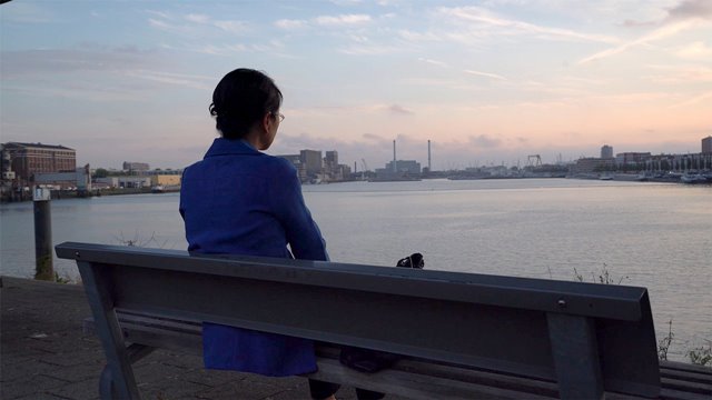 母親悲傷地坐在椅子上