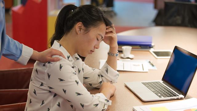 女子心裏愁苦地坐在桌前